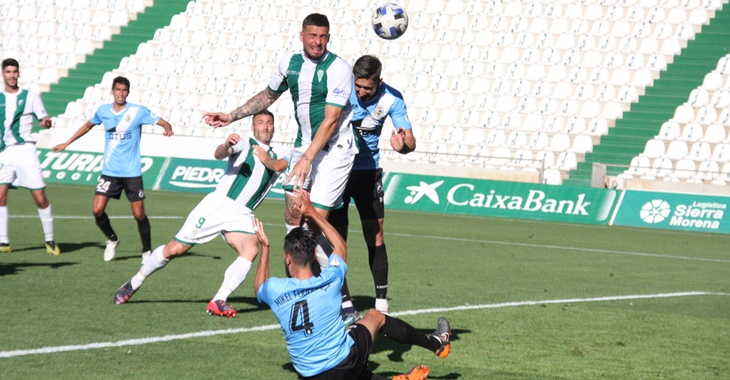 Xavi Molina rematando de cabeza.Xavi Molina rematando de cabeza.