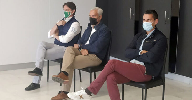 Juanito, Miguel Valenzuela y Adrián Fernández escuchando a Javier González Calvo.