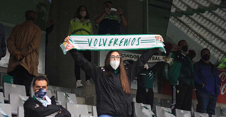 Una aficionada cordobesista muestra su bufanda en el partido ante el Tamaraceite.