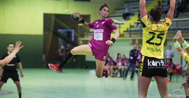 Agus López volando para lanzar a portería. Foto: FRan Pérez / Balonmano Adesal