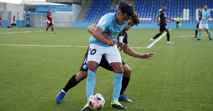 Alan buscando proteger el balón ante un defensor xerecista. Foto: Ciudad de Lucena