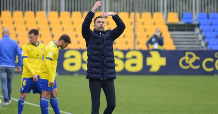 Alberto Cifuentes pidiendo un cambio. Foto: Cádiz CF