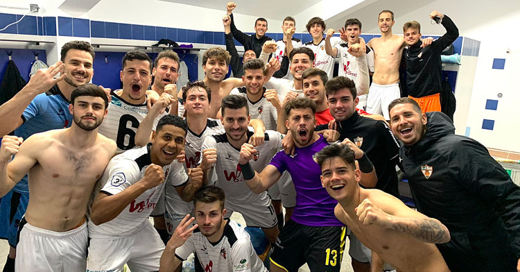 La felicidad del vestuario tras la gran victoria. Foto: CD Pozoblanco
