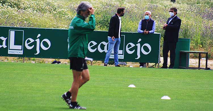 Pablo Alfaro se toca la cabeza con Javier González Calvo y Miguel Valenzuela al fondo departiendo con Julio Cruz, el delegado del equipo.