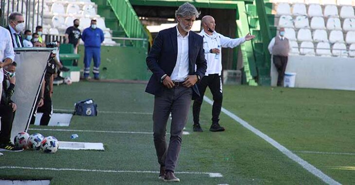 Pablo Alfaro, cabizbajo, en los minutos finales del partido ante La Balona.