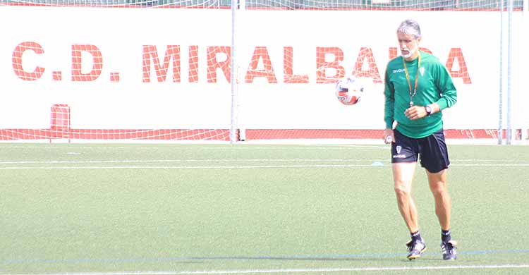 Pablo Alfaro toando el balón sobre el césped artificial de Miralbaida.