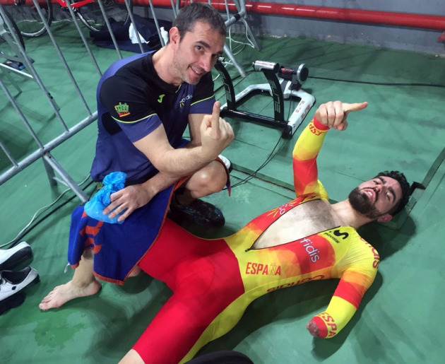 Alfonso Cabello muestra su pulgar mientras se recupera del esfuerzo realizado para sumar un nuevo título mundial.