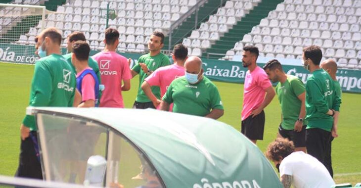 Andrés Armada departiendo con los jugadores del filial que trabajaron al margen del grupo.