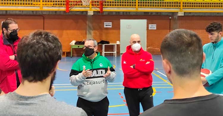 Ángel Tripiana durante una charla con sus jugadores.