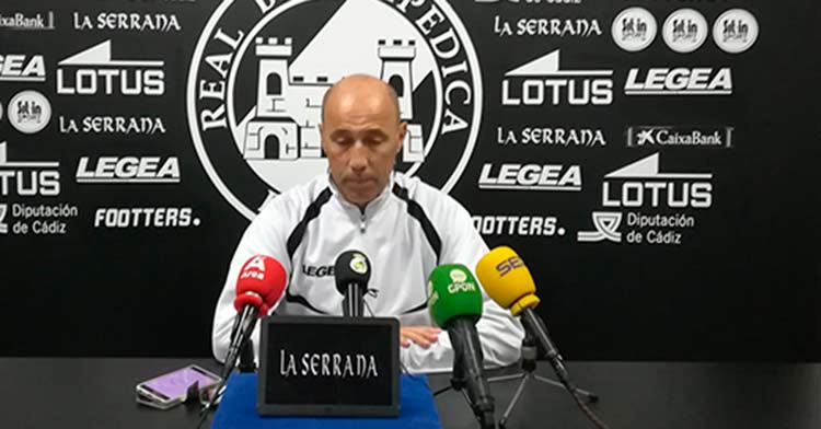 Antonio Calderón, técnico de la Balona, en rueda de prensa. Foto: @RBL1912.