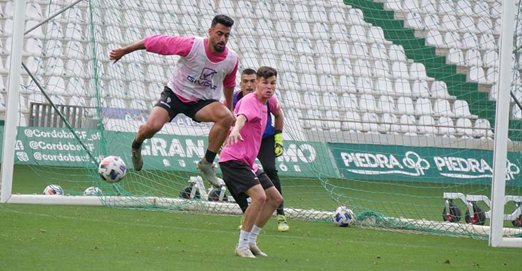 Antonio Moyano adelantándose a Luismi en el entrenamiento de este jueves.