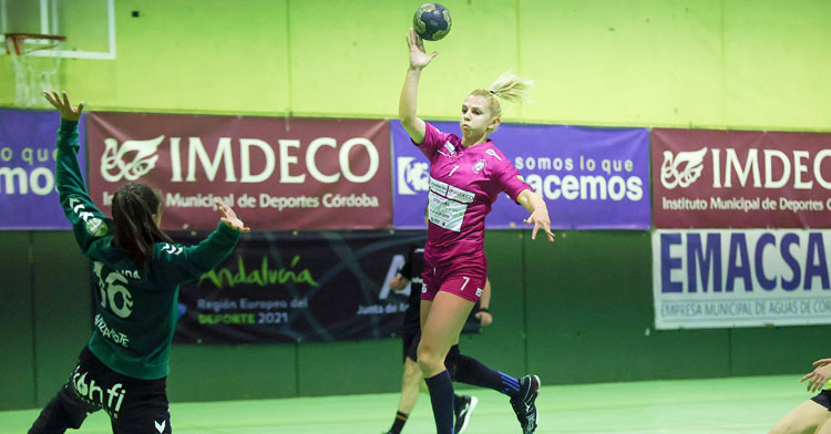 Armina Isic lanza una vaselina ante la meta de las lanzaroteñas. Foto: Fran Pérez / Balonmano Adesal