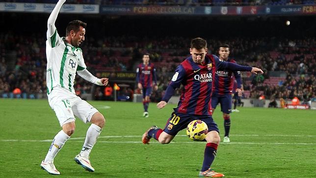 López Silva ante Messi en el Nou Camp.López Silva ante Messi en el Nou Camp.