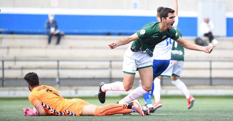 Bernardo Cruz celebra el gol de la victoria tras batir al meta canario