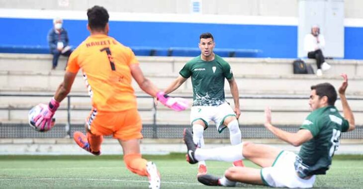 Bernardo Cruz en la acción del gol ante Nauzet García con Willy al fondo.