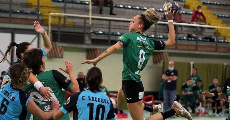 Camila Bonazzola volando para anotar. Foto: Fran Pérez / Balonmano Adesal