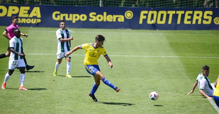 Vázquez marcando el segundo gol del Cádiz B ante la impotencia blanquiverde.
