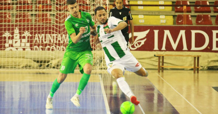 Caio César peleando un balón con un jugador del UMA Antequera. Foto: Córdoba Futsal