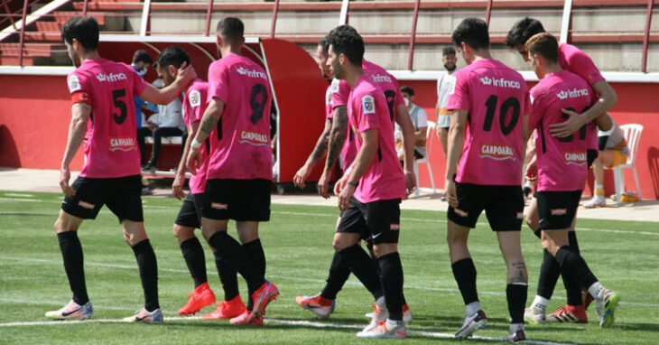 Los jugadores celestes, aquí de fucsia, en su último partido hasta el momento, en La Palma. Foto: Ciudad de Lucena