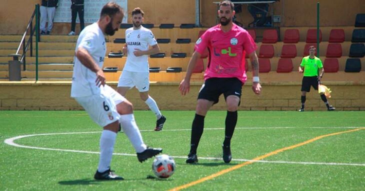 Juan Delgado presionando a un rival del Ceuta. Foto: Javier Vereda