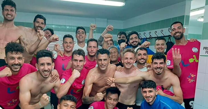 La alegría de la plantilla del Ciudad de Lucena tras la victoria en Ceuta (2-3).