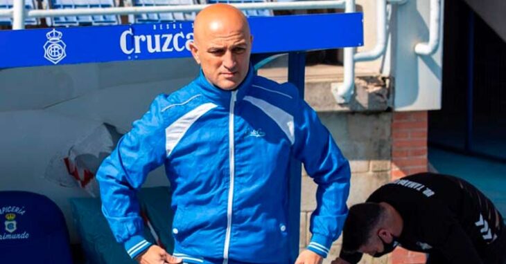 Chus Trujillo, entrenador del Tamaraceite, en la banda del Nuevo Colombino. Foto: Totti / Huelva24.com