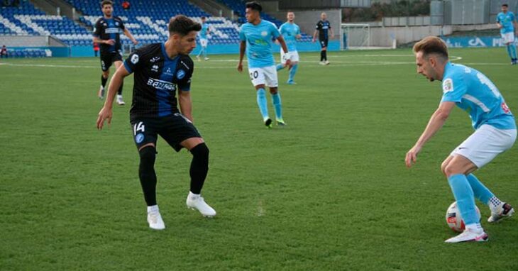 Un lance del encuentro que disputaron Ciudad de Lucena y Xerez Deportivo. Foto: Ciudad de Lucena.