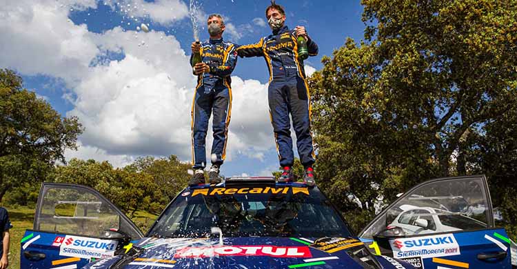 José Antonio 'Cohete' Suárez celebrando su triunfo en Córdoba junto a su copiloto sobre su Skoda Fabia.