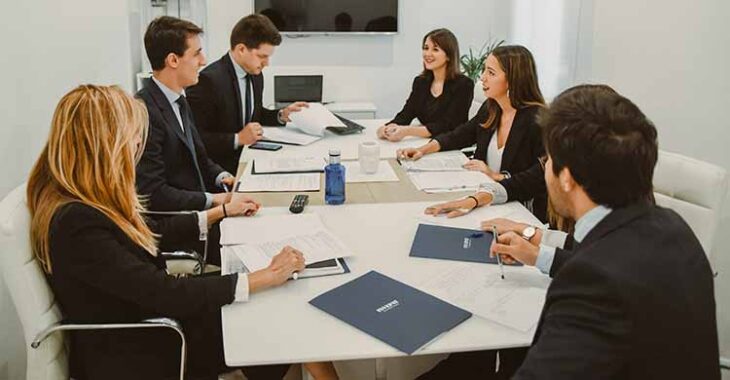 Los profesionales de Invepat en una reunión de su consultora.