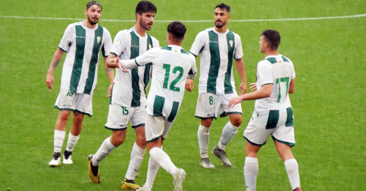 Los jugadores del Córdoba B celebrando el tanto de Visus ante el Antoniano. Foto: CCF