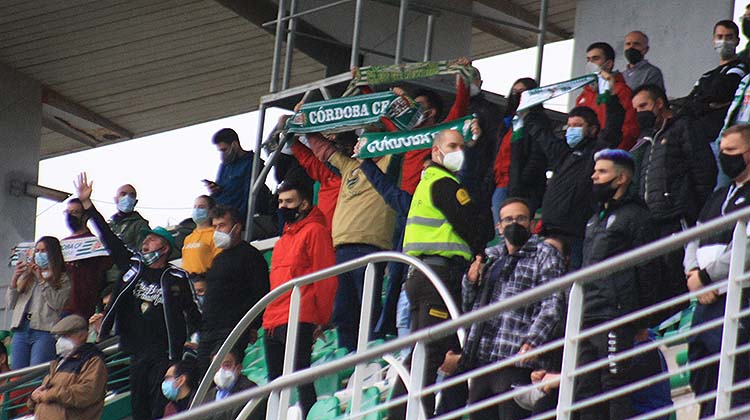 El cordobesismo con sus bufandas al aire en el último partido ante el Tamaraceite.