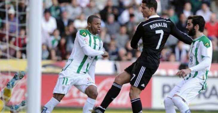 Cristiano Ronaldo en la acción de su expulsión entre Edimar y Crespo.