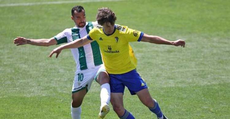 Miguel de las Cuevas intentando encimar a un cadista.