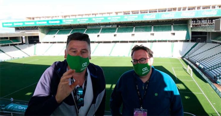 David Jurado y Rafa Fernández opinando del oscuro horizonte que tiene el Córdoba desde la grada de El Arcángel tras la enésima decepción blanquiverde.