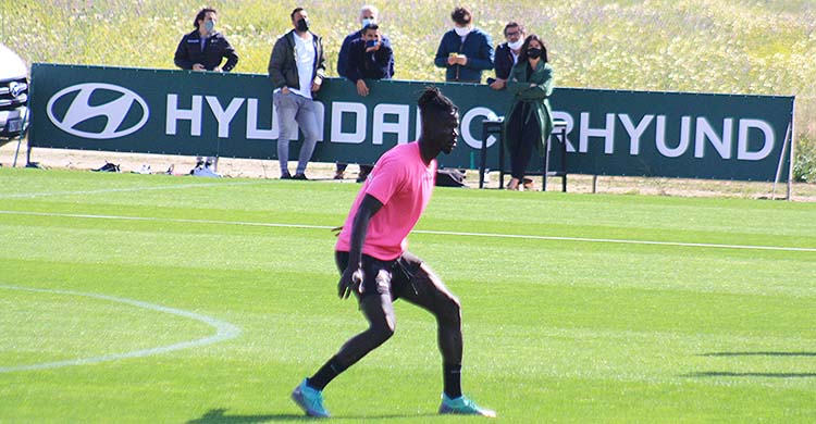 Momo Djetei esta mañana cerrando en defensa con la dirección deportiva y el consejero delegado al fondo.Momo Djetei esta mañana cerrando en defensa con la dirección deportiva y el consejero delegado al fondo.