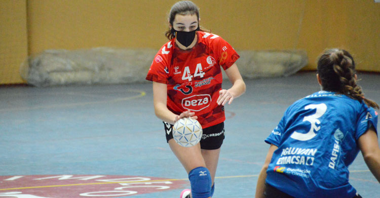 Elena Torres, con la 'nueva normalidad' balonmanística también, en un partido con el Córdoba de Balonmano. Foto: CBM