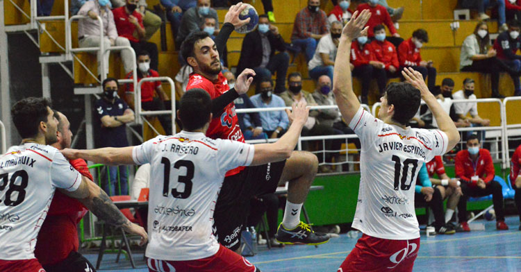 Esteban López intenta encontrar un compañero ante la defensa rival en el primer partido en casa de la fase de ascenso ante el UBU San Pablo Burgos. Foto: CBM
