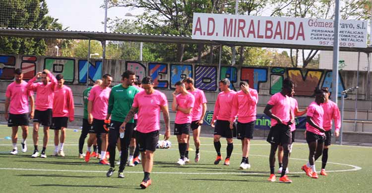 La plantilla del Córdoba CF esta mañana en la instalación del CD Miralbaida.