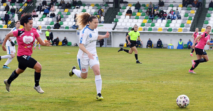 Felicite buscando el balón en el partido de ida ante el Alhama. Foto: CD Pozoalbense