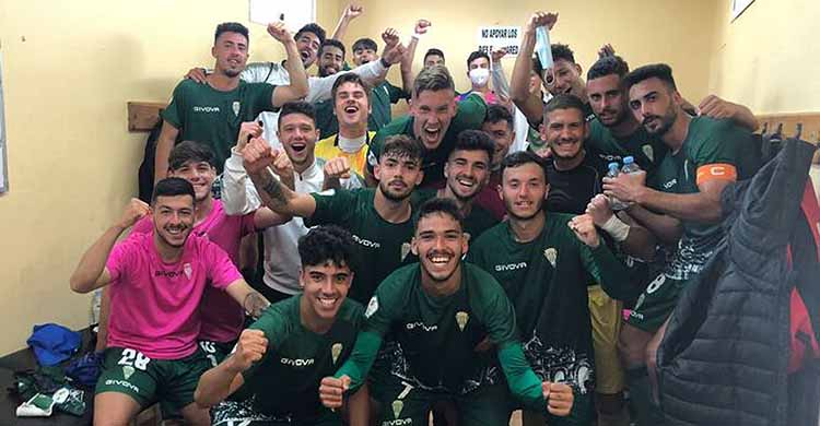 Los jugadores del filial celebrando su amplio triunfo en Lebrija en el vestuario.