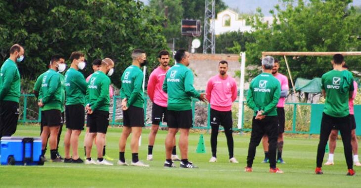Germán Crespo dirigiéndose a sus hombres junto a Andrés Armada.