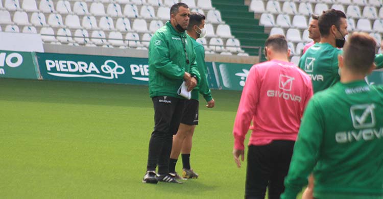 Germán Crespo observando a la plantilla en la lejanía en su primer día al frente del Córdoba CF.