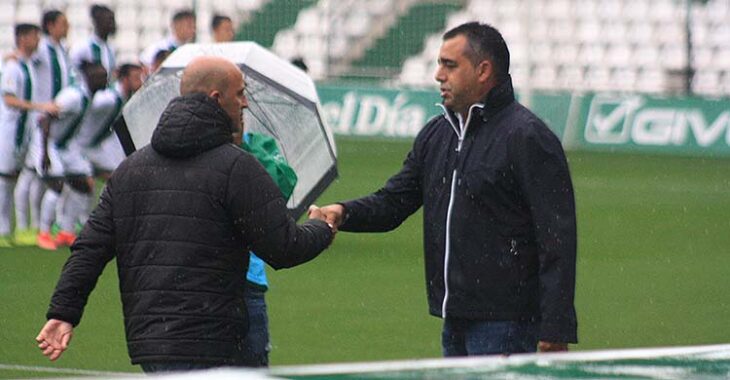 Germán Crespo saludando al técnico del Tamaraceite, Trujillo, en su debut en el banquillo del Córdoba CF en El Arcángel.