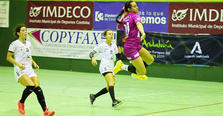 Gleinys Reyes volando para anotar en un contraataque. Foto: Fran Pérez / Balonmano Adesal