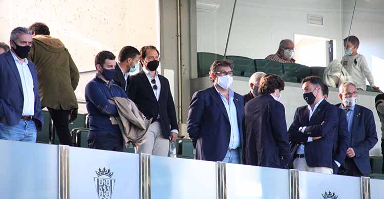 Javier González Calvo presidiendo el palco ante el Linense, con varios de sus consejeros a la derecha.