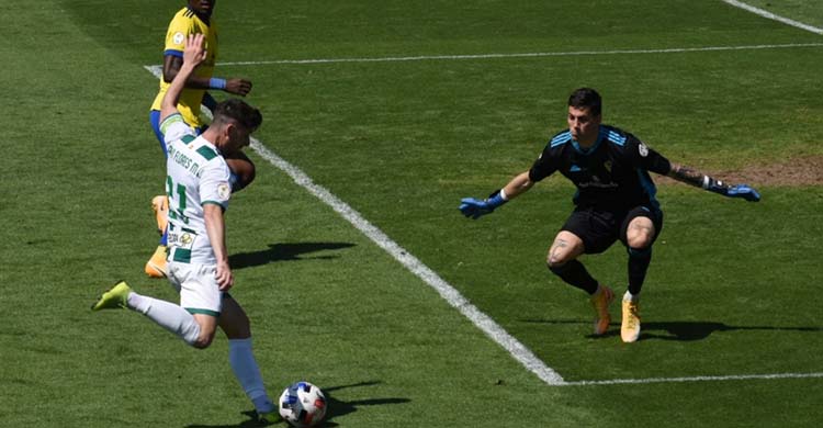 Javi Flores encarando al meta del Cádiz en la mejor oportunidad del Córdoba CF en la primera parte.