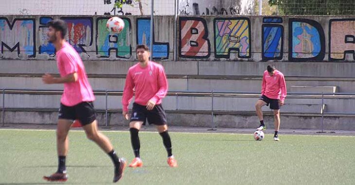 Javi Flores tocando el balón con el jugador del filial Ricardo Visus en primer plano.