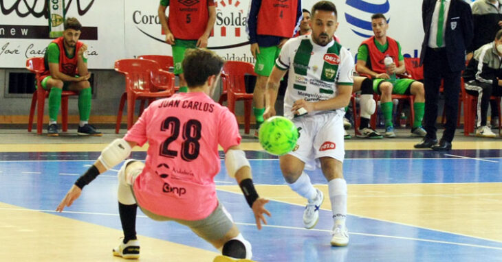 Jesulito en el momento justo de batir a Juan Carlos en el partido del pasado sábado ante la UMA. Foto: Córdoba Futsal