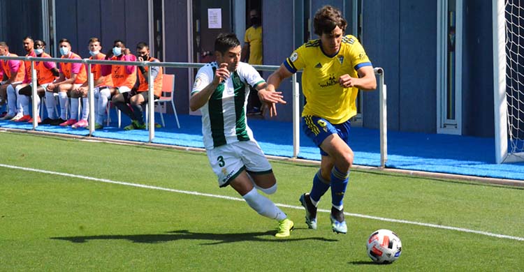 Jesús Álvaro persiguiendo a un jugador del Cádiz B.