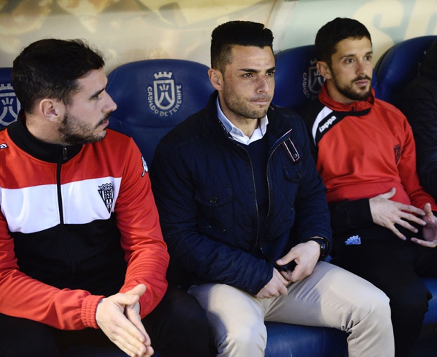 Jorge Romero en el banquillo de Tenerife acompañado por Salva Romero (i) y Cristóbal Fuentes (d).